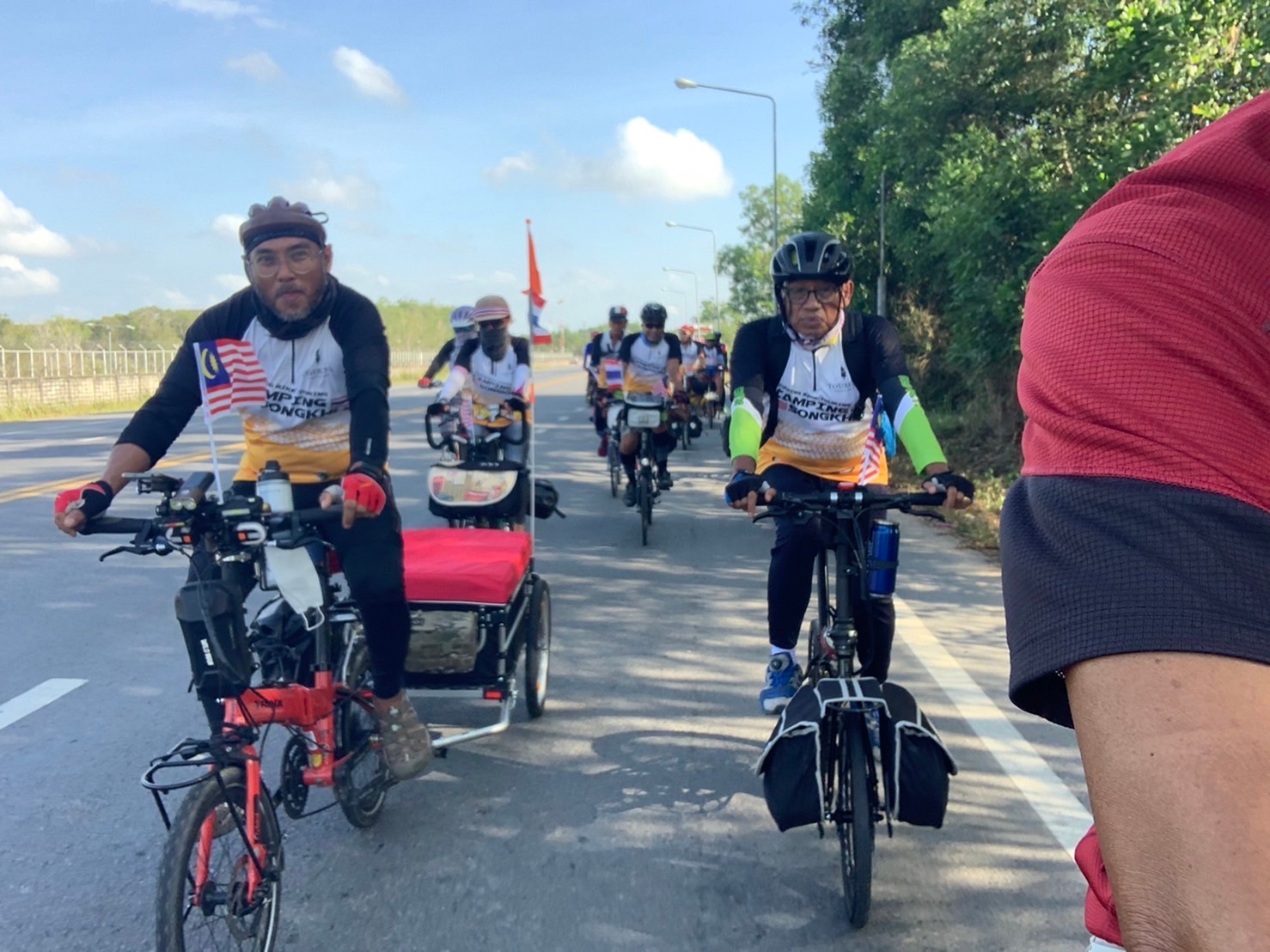 หอการค้าจังหวัดสงขลา จัดกิจกรรมปล่อยตัวนักปั่นในโครงการปั่นจักรยาน “พับใจให้กัน สานสัมพันธ์ไทย-มาเลเซีย”