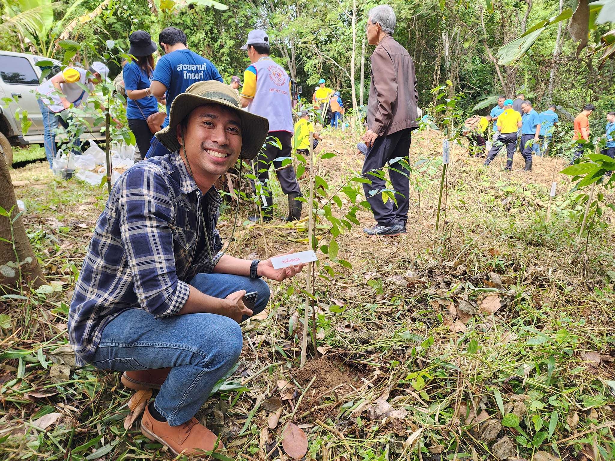 หอการค้าจังหวัดสงขลา และ YEC SONGKHLA ร่วมจัดกิจกรรมฟื้นฟู บำรุง รักษา ปลูกป่าผาดำ เพื่อดูแลรักษาพื้นที่ป่า และส่งเสริมการอนุรักษ์ทรัพยากรธรรมชาติและสิ่งแวดล้อม